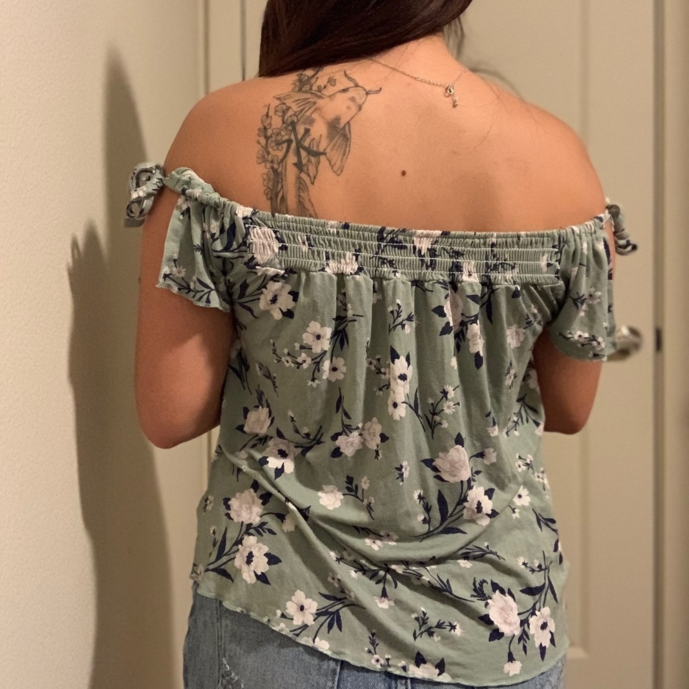 Off-shoulder American Eagle shirt